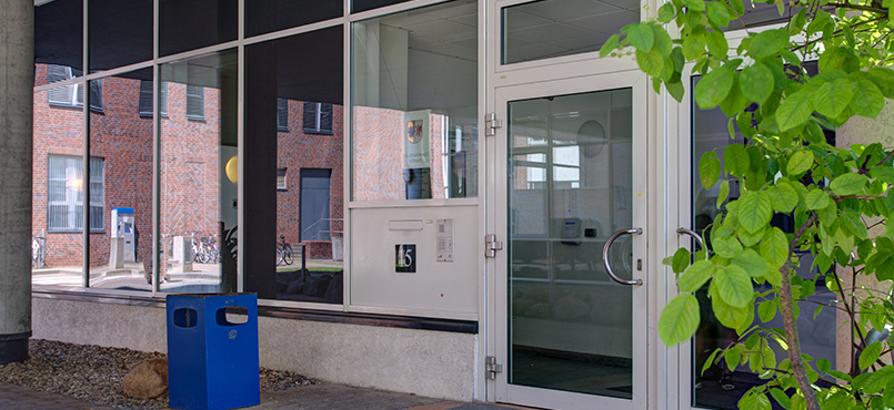 Eingangsbereich des Gebäudes Staatsanwaltschaft Schwerin