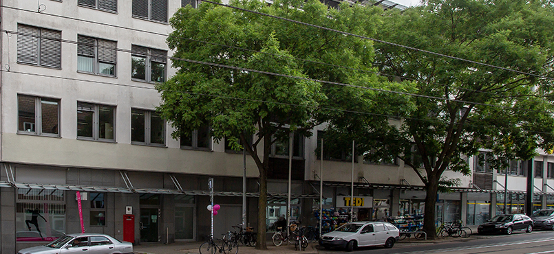 Das Gebäude der Staatsanwaltschaft Schwerin hinter grünen Bäumen
