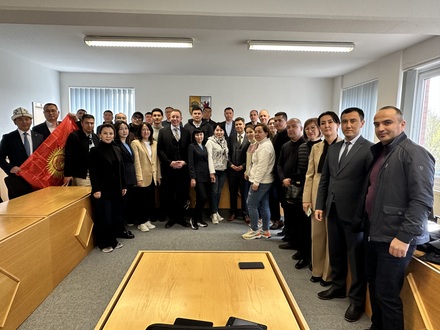 Besuchergruppe in Saal 1 des Verwaltungsgerichts mit den Herren Deba, Dr. Kronisch und Dr. Pudelka