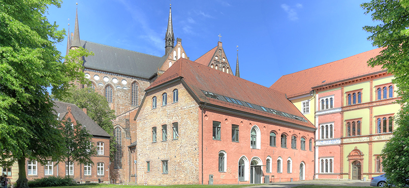 Das Gebäude des Amtsgericht Wismar mit einem grünen Baum