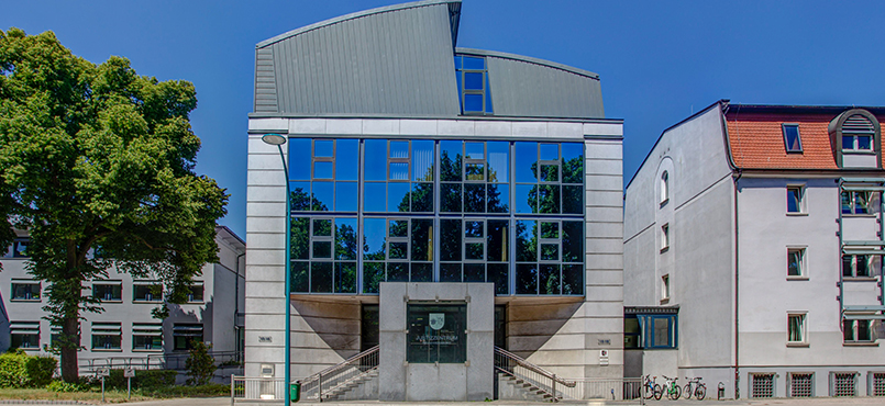 Das Gebäude des im Amtsgericht und Landgericht Neubrandenburg von aussen