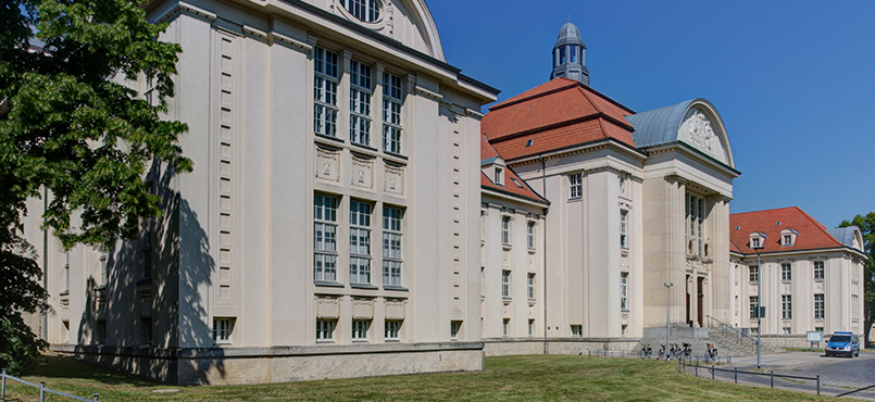 Gebäude des Amts-und Landgerichts Schwerin von aussen