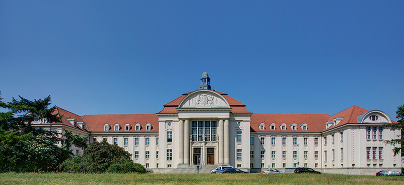 Gebäude des Amts-und Landgerichts Schwerin von aussen