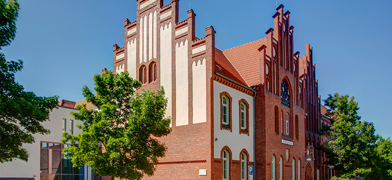 Das Gebäude des Amtsgerichts Pasewalk - ein alter Backsteinbau in Rot
