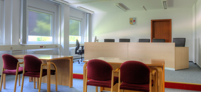 Ein Sitzungssaal im Finanzgericht Mecklenburg-Vorpommern 