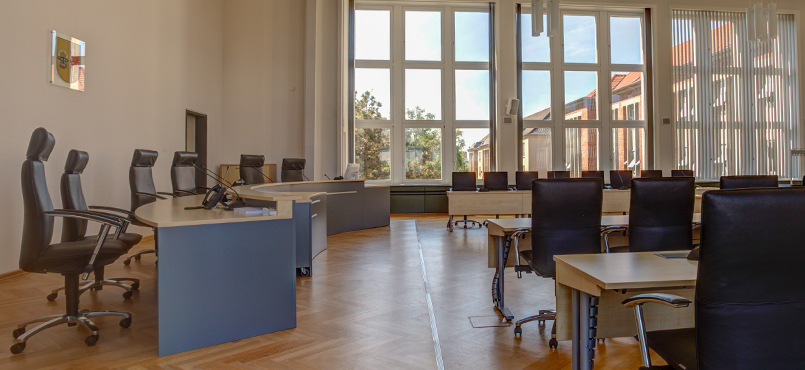 Sitzungssaal im Haus der Justiz in Rostock