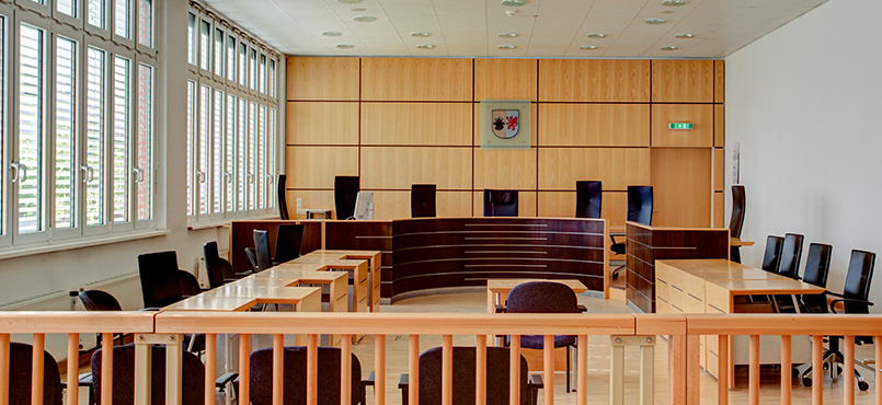 Sitzungssaal im Justizzentrum, Sicht auf die Richterbank