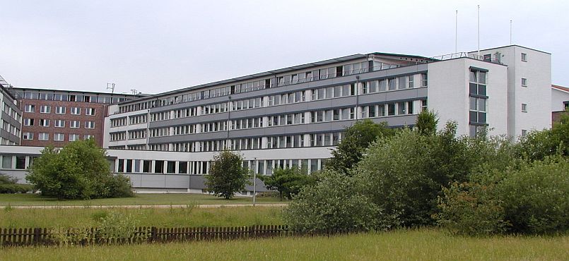 Das Gebäude der Staatsanwaltschaft Schwerin, moderner 4 geschossiger Bau in grau weiß