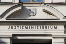 Das Land- und Amtsgericht Schwerin. Gerichtsgebäude Frontansicht (Externer Link: weitere Informationen)